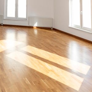 Pisos vinílicos de alto tránsito disponibles en varios colores y diseños en Go! Maderas, ideales para interiores modernos.